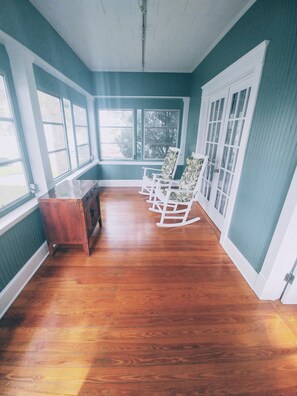 Cottage, 1 Queen, 2 Twins, Sleeper Sofa, Pet Friendly (235 Cottage) (Ground Floor) | Terraço/pátio