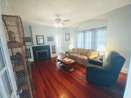 Cottage, 1 Queen, 2 Twins, Sleeper Sofa, Pet Friendly (235 Cottage) (Ground Floor) | Sala de estar