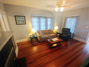 Cottage, 1 Queen, 2 Twins, Sleeper Sofa, Pet Friendly (235 Cottage) (Ground Floor) | Área de estar