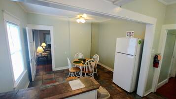 Cottage, 1 Queen, 2 Twins, Sleeper Sofa, Pet Friendly (235 Cottage) (Ground Floor) | Salle à manger