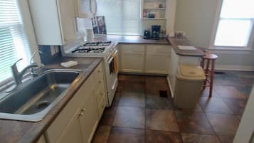 Cottage, 1 Queen, 2 Twins, Sleeper Sofa, Pet Friendly (235 Cottage) (Ground Floor) | 私人廚房 | 大型雪櫃/冰箱、微波爐、焗爐、爐具