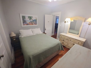 Cottage, 1 Queen, 2 Twins, Sleeper Sofa, Pet Friendly (235 Cottage) (Ground Floor) | Individualmente decorados, individualmente mobiliados