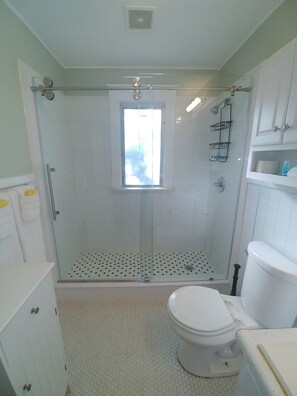 Cottage | Badkamer | Gratis toiletartikelen, een haardroger, handdoeken, zeep