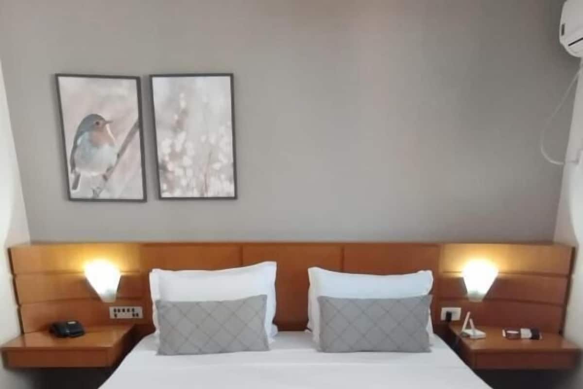 Double Room | Hypo-allergenic bedding, minibar, desk, blackout drapes
