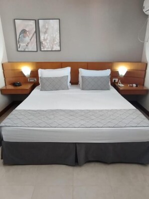 Ropa de cama hipoalergénica, minibar, escritorio y cortinas blackout 