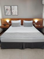 Ropa de cama hipoalergénica, minibar, escritorio y cortinas blackout