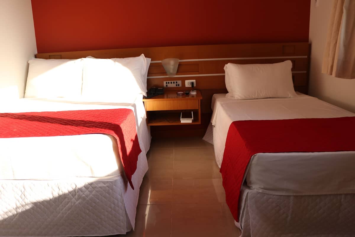 standard single room | hypo-allergenic bedding, minibar, desk, blackout curtains