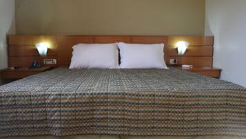 Quarto casal | Roupas de cama antialérgicas, frigobar, escrivaninha, cortinas blackout