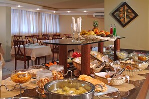 Buffet déjeuner gratuit tous les jours