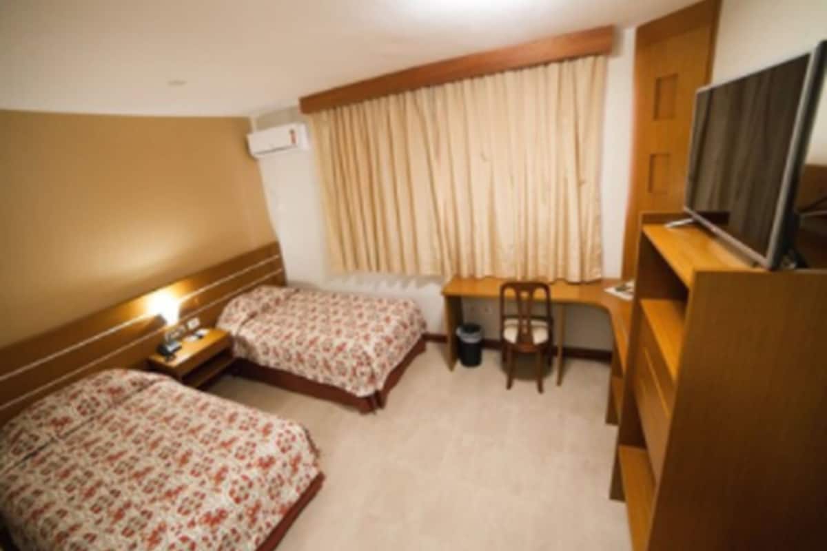 twin room | hypo-allergenic bedding, minibar, desk, blackout curtains