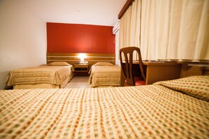 Chambre triple Standard | Literie hypoallergĂ©nique, minibar, bureau, rideaux dâobscurcissement