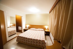 Habitación doble | Ropa de cama hipoalergénica, minibar, escritorio y cortinas opacas