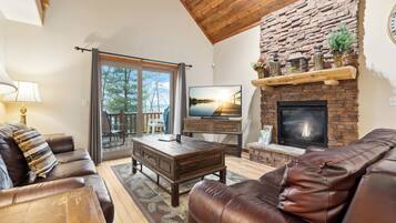 Villa, 4 chambres (#30, 3 Bathrooms) | Aire de séjour | Téléviseur à écran plat, foyer