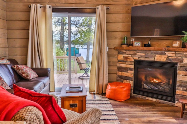 Panoramic Cottage | Living area | Flat-screen TV