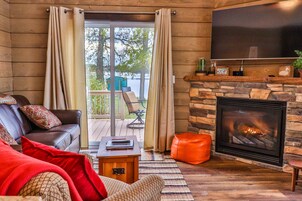 Panoramic Cottage | Living area | Flat-screen TV