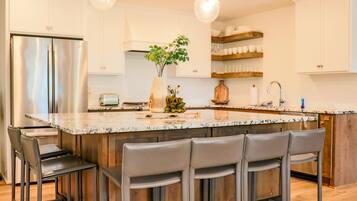 Casa de campo de diseñador | Cocina privada | Microondas, cafetera y tetera, utensilios de cocina y toallas de papel