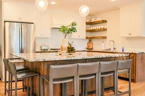 Design Cottage | Private kitchen | Microwave, coffee/tea maker, cookware/dishes/utensils, paper towels