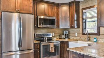 Panoramic Cottage | Private kitchen | Microwave, coffee/tea maker, cookware/dishes/utensils, paper towels