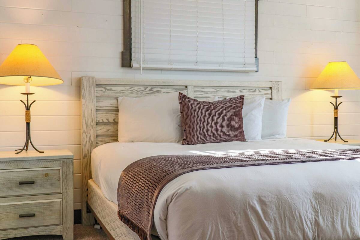 Economy Cottage | 1 bedroom, iron/ironing board, WiFi (free), bed sheets