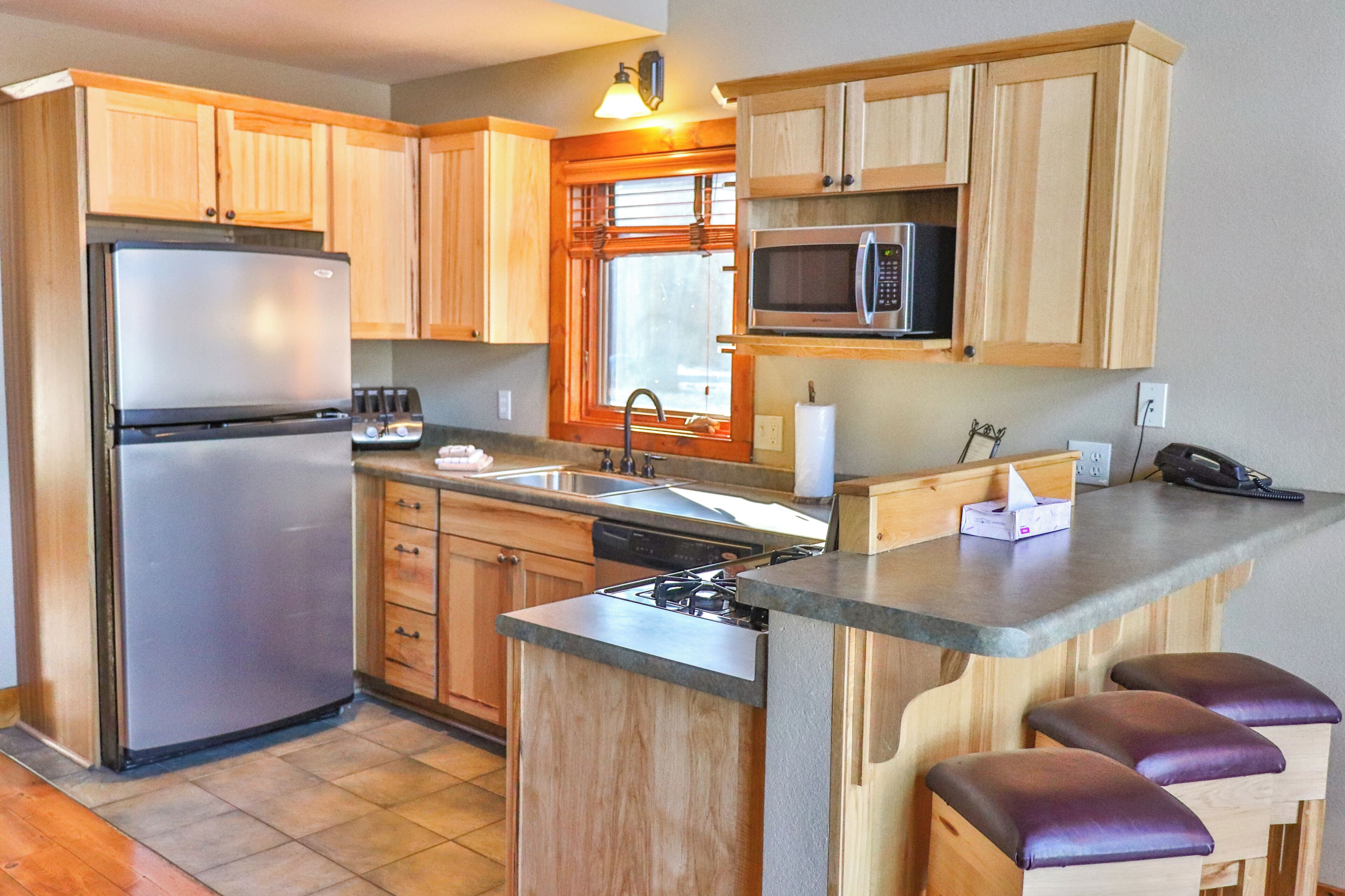 Schreibtisch, Verdunkelungsvorhänge, Bügeleisen/Bügelbrett