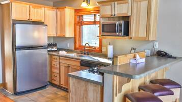 Schreibtisch, Verdunkelungsvorhänge, Bügeleisen/Bügelbrett