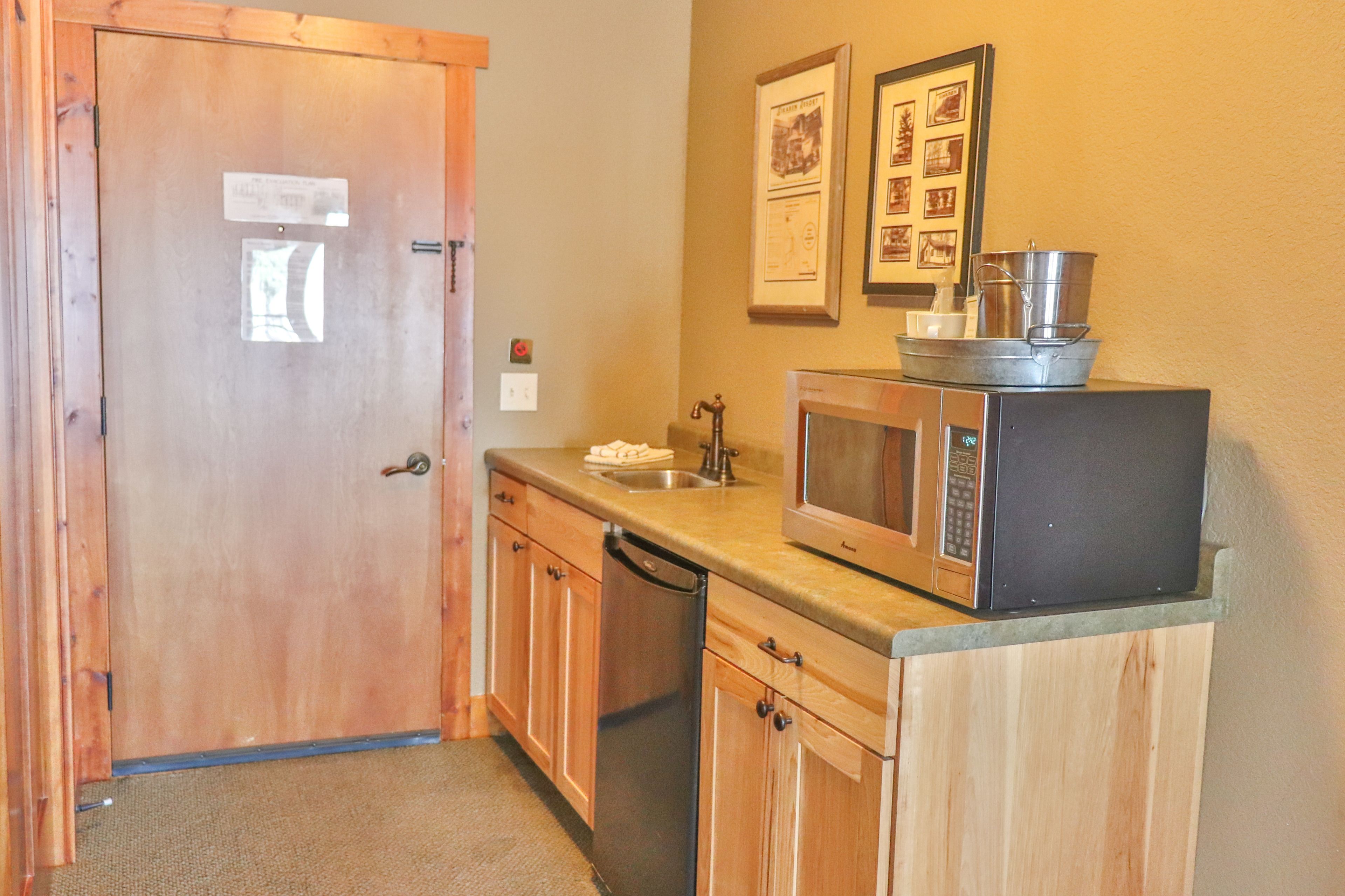 microwave, coffee/tea maker