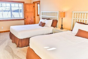 Escritorio, cortinas blackout y tabla de planchar con plancha 