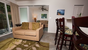 Deluxe Condo, 2 Bedrooms, Balcony, Garden View | Ruang tamu