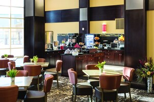 Café da manhã com buffet grátis todos os dias