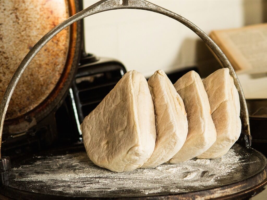 Una máquina para hacer pan con masa moldeada en barras.