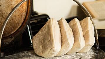 Una máquina para hacer pan con masa moldeada en barras.