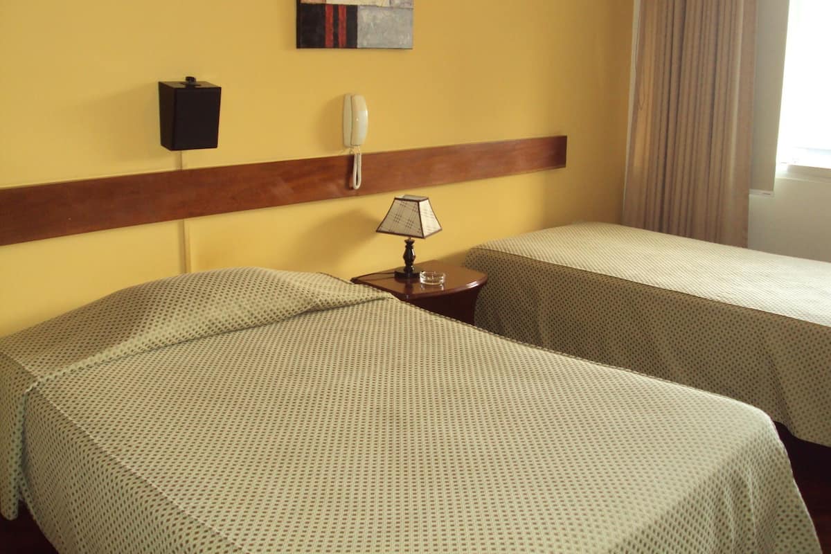 Habitación con 2 camas individuales | Minibar, caja de seguridad en la habitación, camas extra y wifi gratis