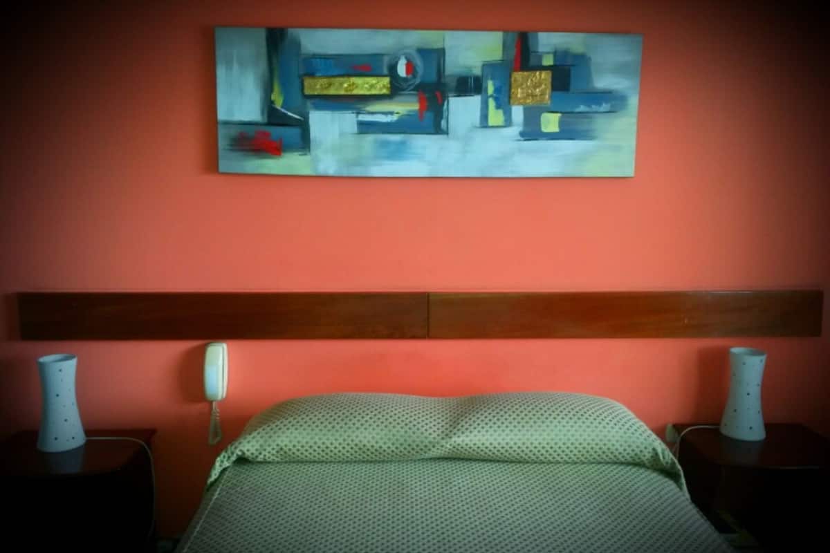 Tek Büyük Yataklı Oda | Minibar, odada kasa, portatif/ilave yatak, ücretsiz kablosuz İnternet