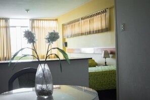 Minibar y caja de seguridad en la habitación 