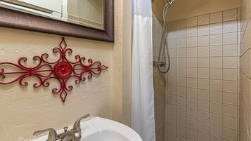 Habitación tradicional | Baño | Amenidades de baño gratuitas, secadora de cabello, batas, toallas