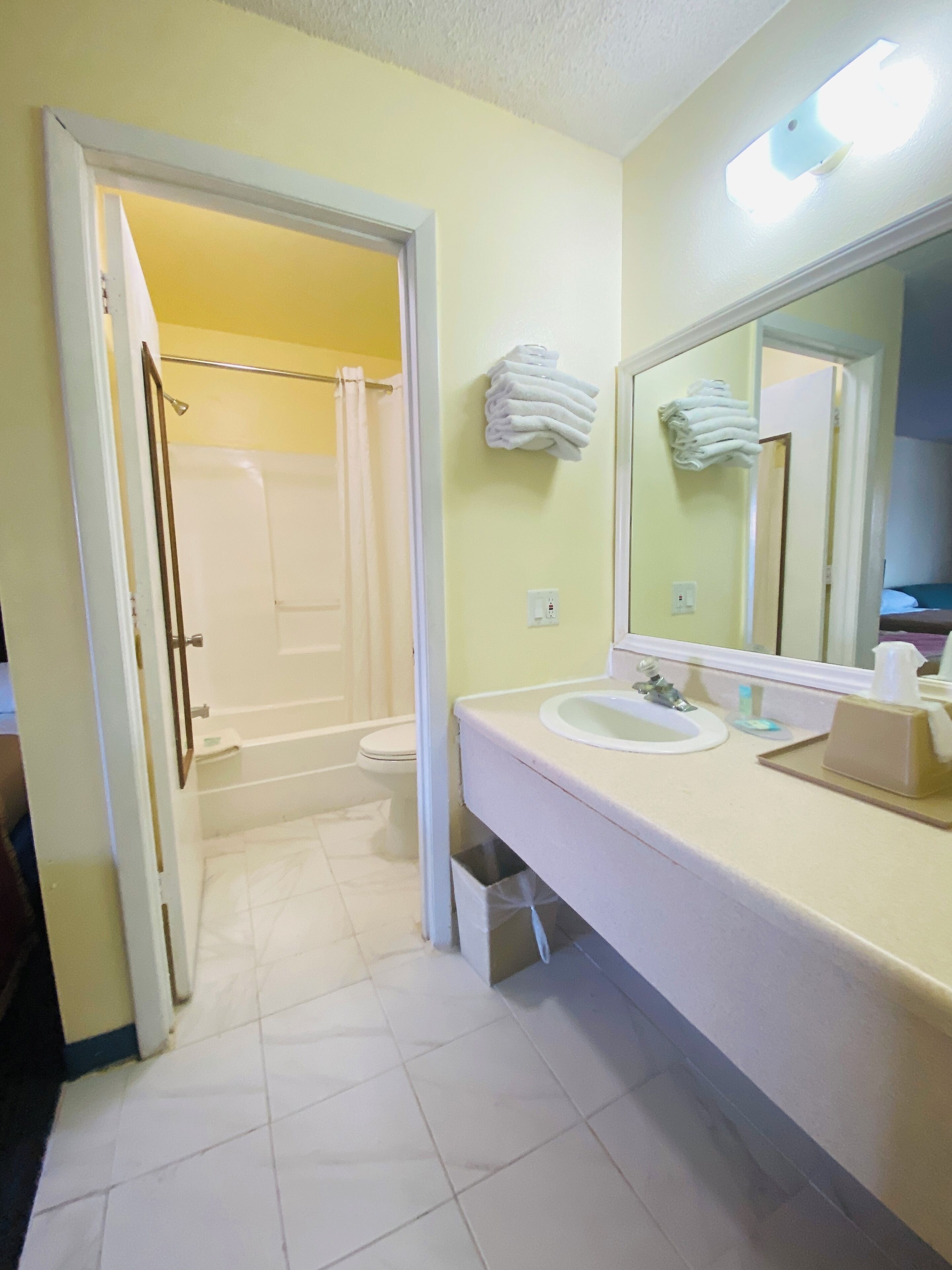 Habitación estándar, 2 camas matrimoniales | Baño | Tina con regadera, secadora de cabello, toallas, jabón 