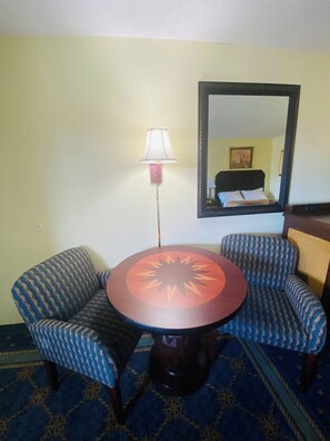 Rom – standard, 2 dobbeltsenger | Spiseområde på rommet