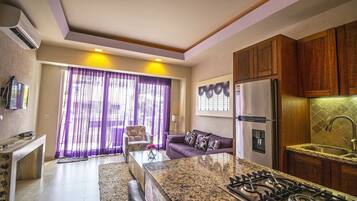 Estudio, 1 cama King size | Cocineta privada | Refrigerador, microondas, parrilla de estufa y cafetera y tetera