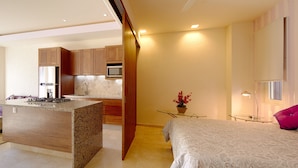 Un apartamento moderno con cocina, comedor y habitación.