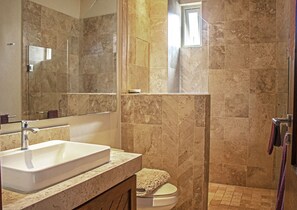 Studio, 1 très grand lit | Salle de bain