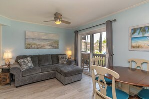 Standard-Apartment, 1 King-Bett und Schlafsofa, Blick auf die Anlage, Erdgeschoss | Wohnbereich