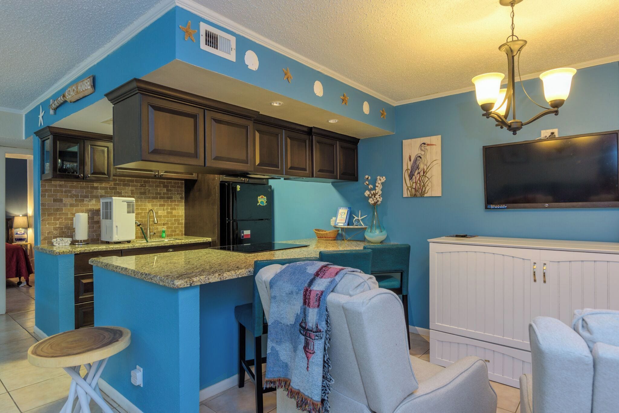 Superior appartement, 1 slaapkamer, uitzicht op zwembad, aan het zwembad | Privékeuken | Een koelkast met diepvriezer, een microgolfoven, een kookplaat