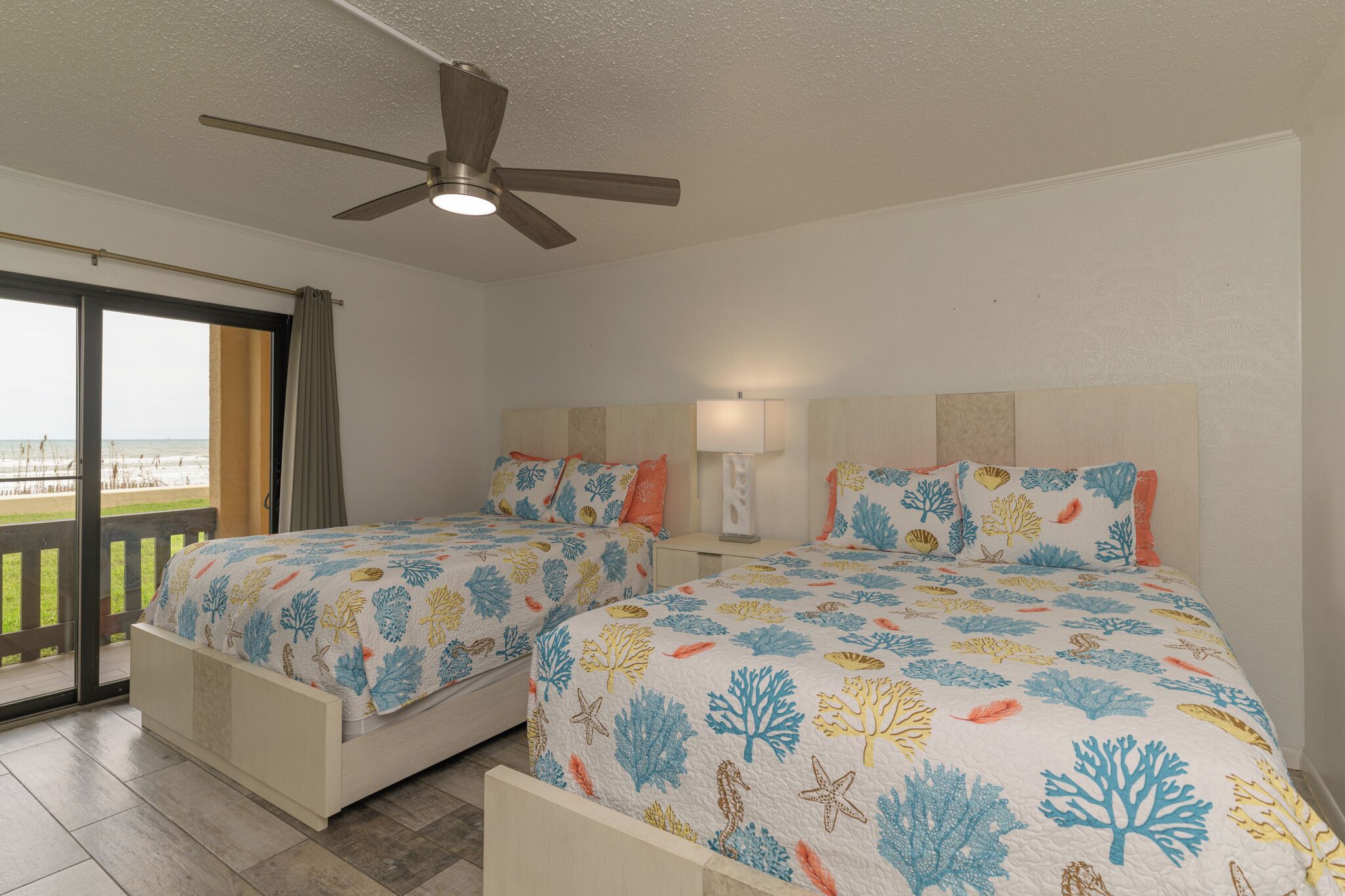 Deluxe appartement, Meerdere bedden, uitzicht op zee, aan het strand | 1 slaapkamer, individueel gedecoreerd, individueel gemeubileerd