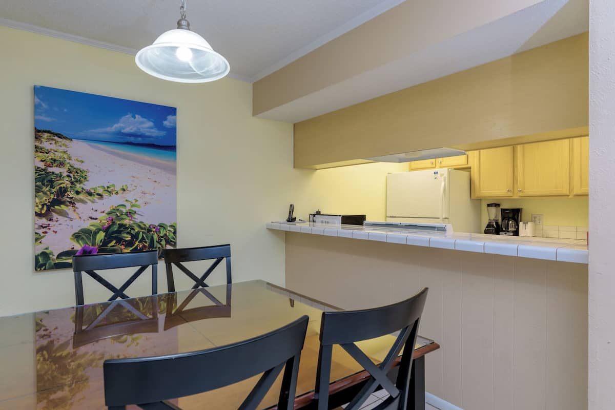 Condo familiar, 3 habitaciones, vista al patio, planta baja | Cocina privada | Refrigerador con congelador, microondas y parrilla de estufa