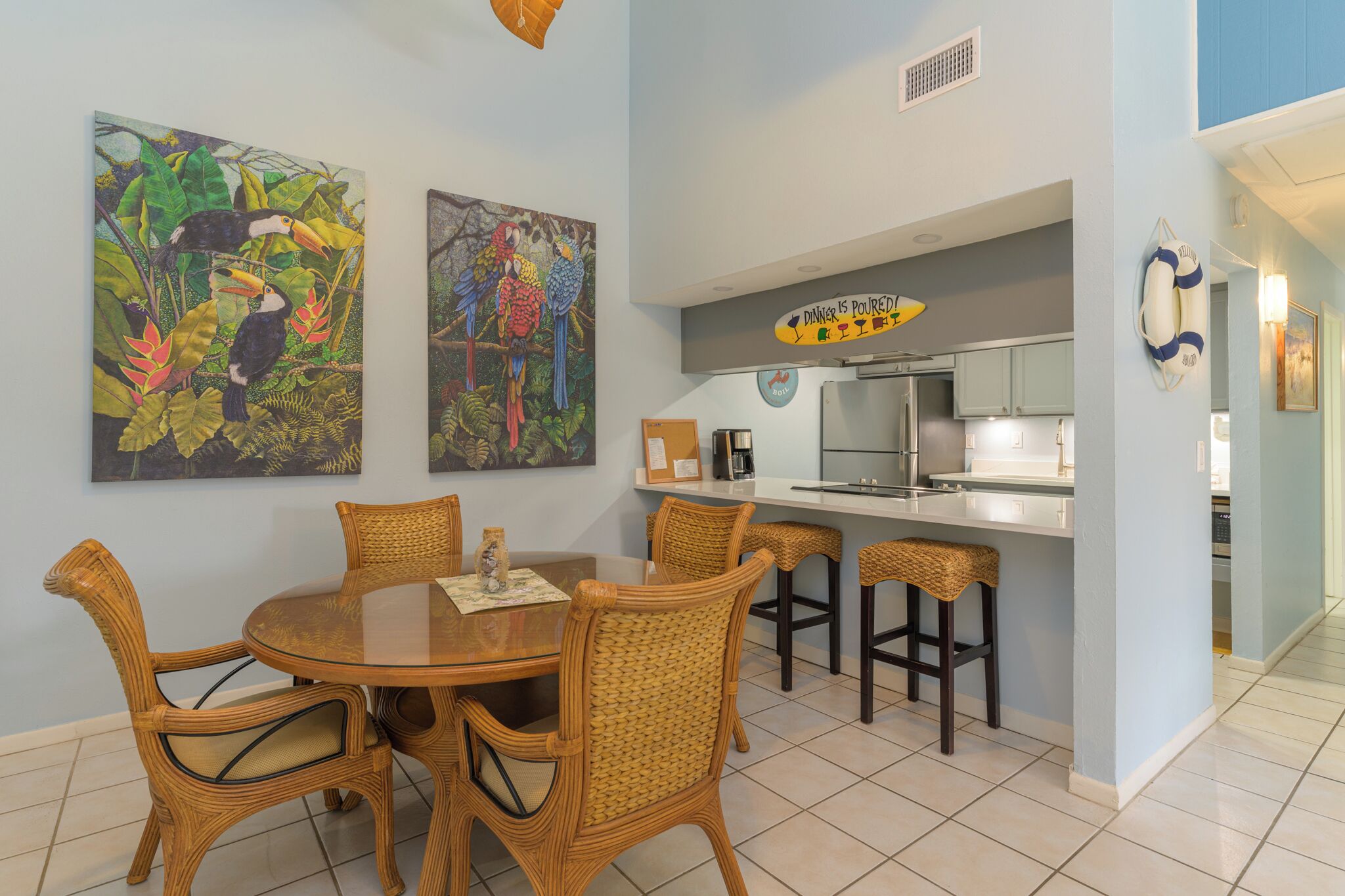 Premium appartement | Privékeuken | Een koelkast met diepvriezer, een microgolfoven, een kookplaat