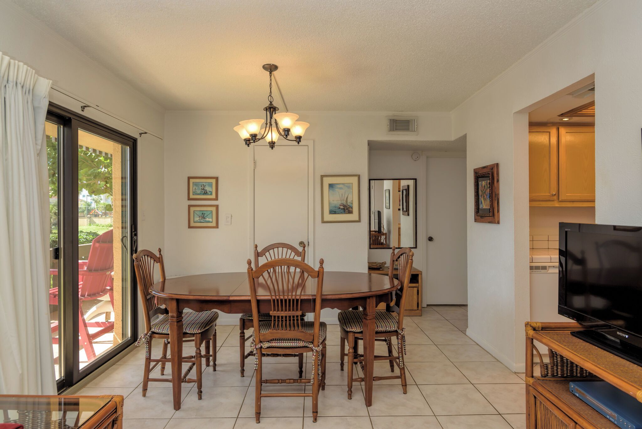 Superior appartement, 1 kingsize bed met slaapbank, gedeeltelijk uitzicht op oceaan, aan het strand | Privékeuken | Een koelkast met diepvriezer, een microgolfoven, een kookplaat