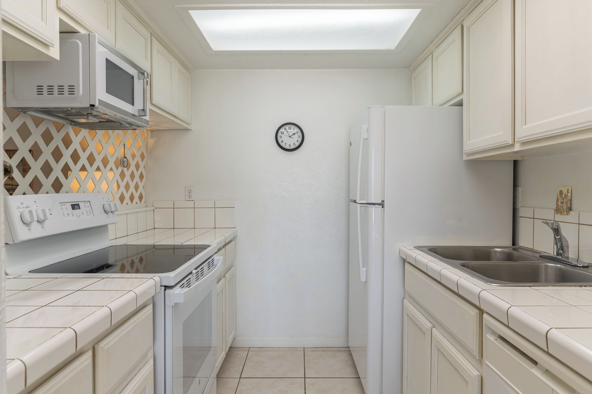 Superior appartement, 1 kingsize bed met slaapbank, balkon, gedeeltelijk uitzicht op oceaan | Privékeuken | Een koelkast met diepvriezer, een microgolfoven, een kookplaat