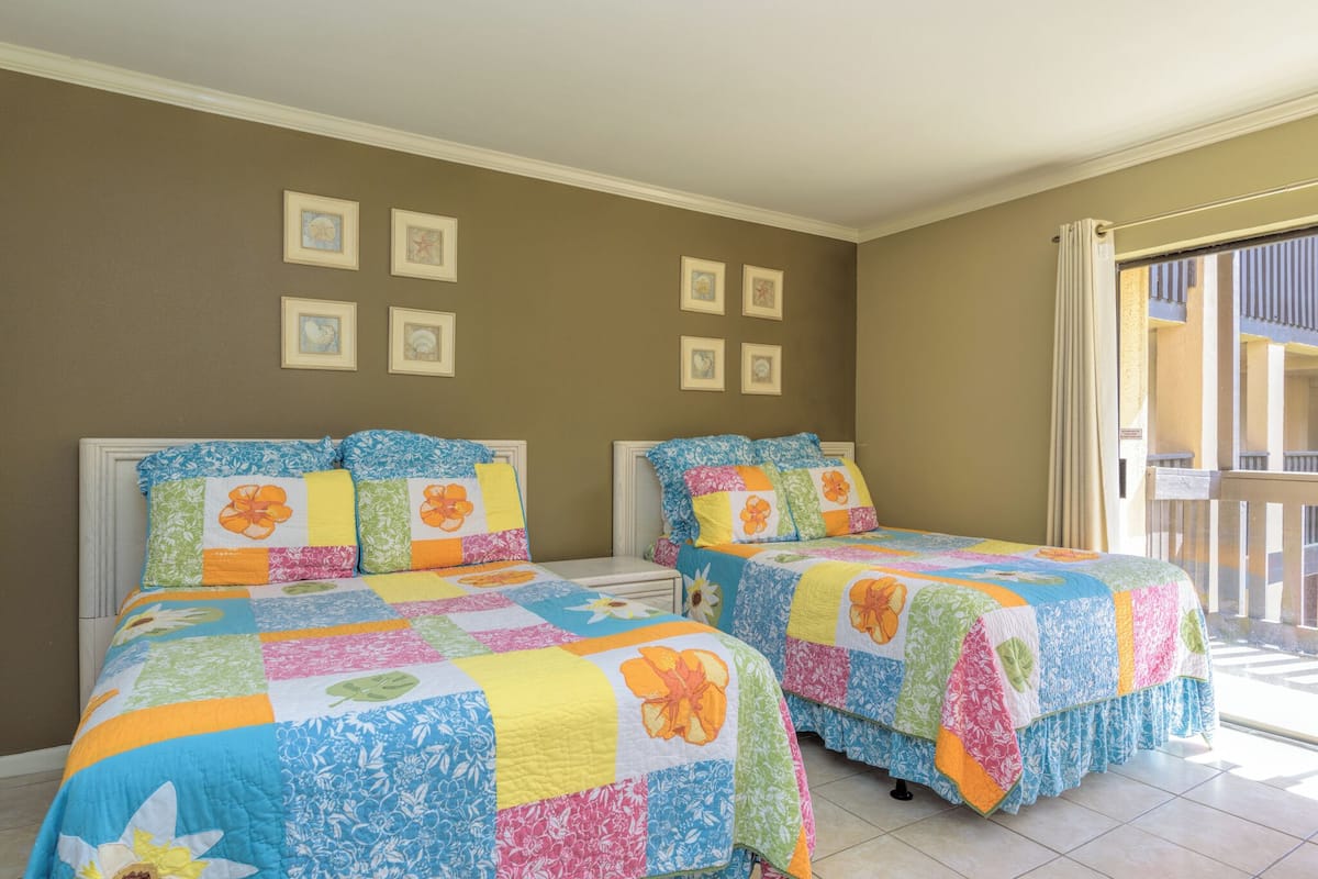 Condo básico, 1 habitación, balcón, vista al patio | 1 habitación, decoración personalizada y muebles diferentes