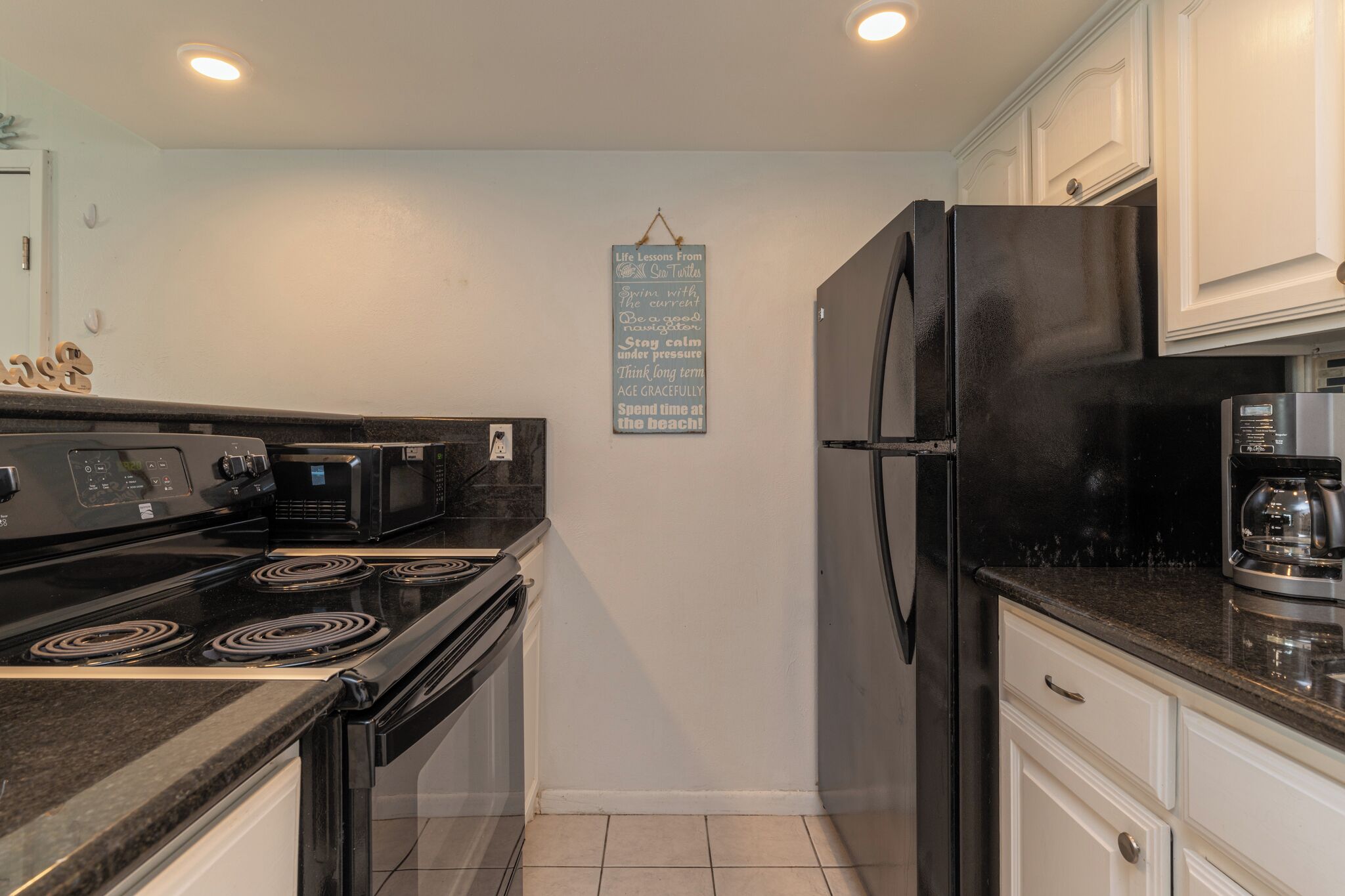 Standaard appartement, 1 kingsize bed met slaapbank, uitzicht op resort, op benedenverdieping | Privékeuken | Een koelkast met diepvriezer, een microgolfoven, een kookplaat