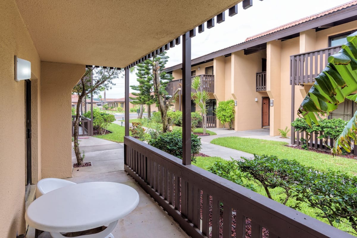 Standard-Apartment, 1 King-Bett und Schlafsofa, Blick auf den Innenhof, Erdgeschoss | Blick vom Balkon